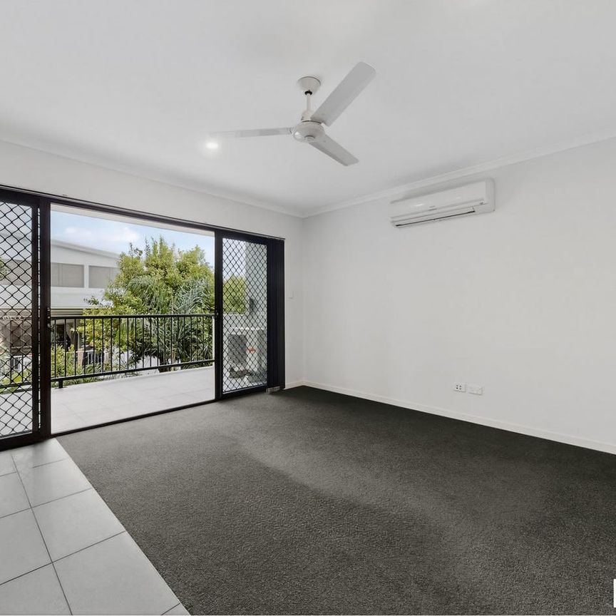 Spacious Top-Floor 1-Bedroom Apartment in Leafy Greenslopes - Photo 1