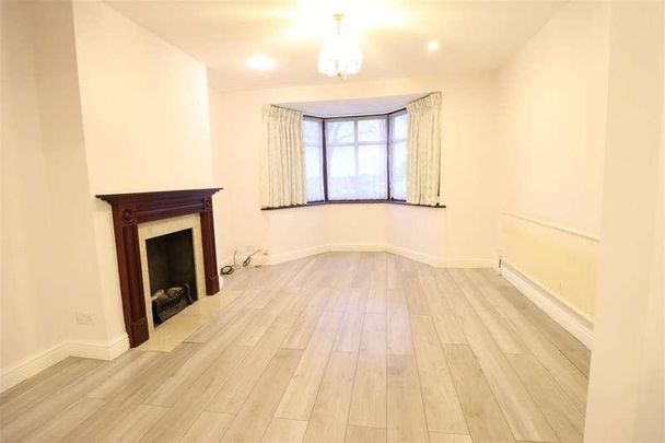 Grange Hill, Edgware, HA8 - Photo 1