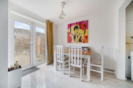 Holmcroft, Crawley - Photo 2