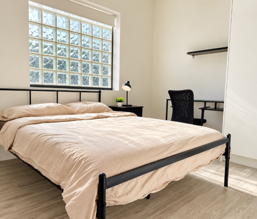 Fully furnished, includes air-conditioning and TV, Electricity, Water and internet included in the rental price. - Photo 6