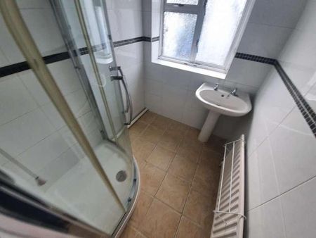 Bedroom First Floor Flat In Wallisdown, BH12 - Photo 2