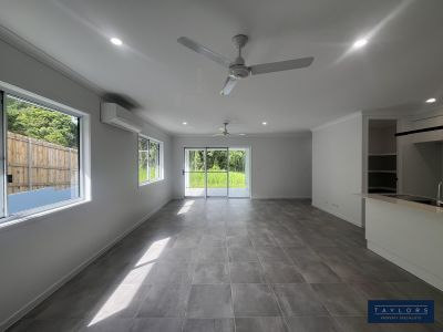 Modern & Stylish 4-Bedroom House for Rent in Cannonvale - Photo 1
