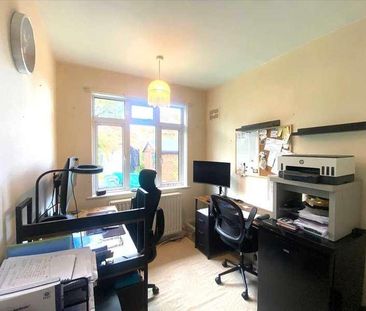 Blenheim Chase, Leigh On Sea, SS9 - Photo 5