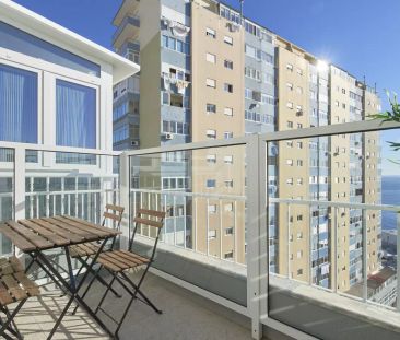 Rooms for rent in 5-bedroom apartment in Cacilhas - Photo 1