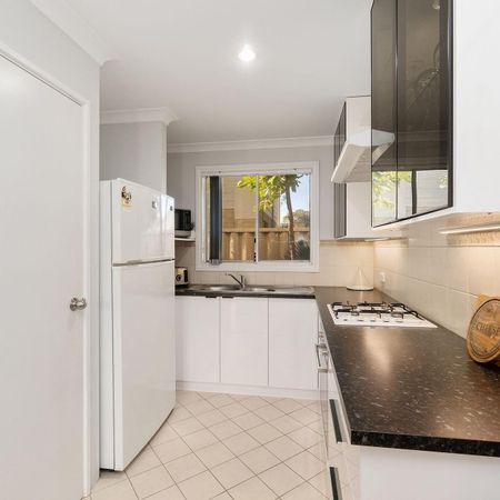 Modern & Spacious Two-Storey Townhouse - Photo 4