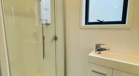 Versatile Sleepout – 2 Bedrooms + Kitchenette & Bathroom - Photo 2