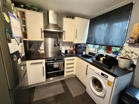 3 bedroom semi-detached house to rent - Photo 5