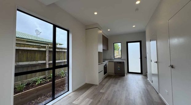 Easy Living in Māngere Bridge – The Gateway to Comfort and Convenience - Photo 1