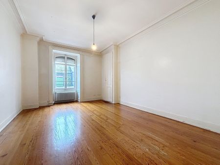 EAUX-VIVES - Sublime appartement de 8 pièces vue Jet-d'Eau - Photo 4