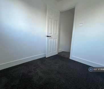 3 bedroom end of terrace house to rent - Photo 3