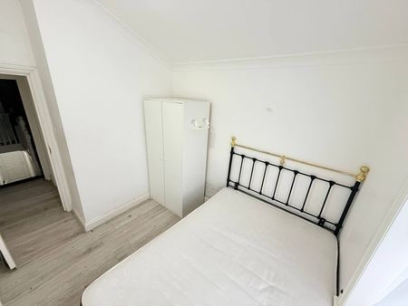 Medium size bedroom close to ilford station £750 pcm - Photo 3