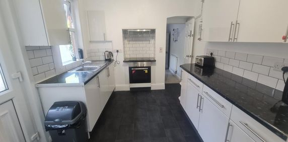 1 bedroom in a house share to rent - Photo 2