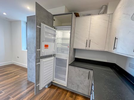 1 Bed Flat, Staines Road, TW3 - Photo 3