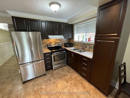 For Lease - 1575 Corkstone Glade, Mississauga, Ontario - Photo 2