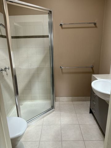 Perfect Location! - Photo 4