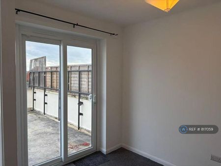 3 bedroom flat to rent - Photo 4