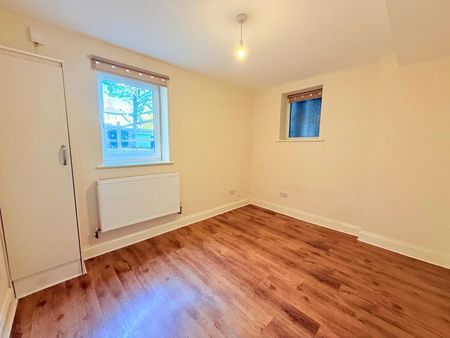 Debraya House, Farnborough, Hampshire, GU14 - Photo 3