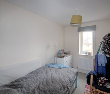 3 bedroom house to rent Russet Drive, Bishops Cleeve, Cheltenham, GL52 - Photo 3