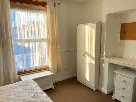 4 Bed Semi-Detached House, Middle Street, SO14 - Photo 5