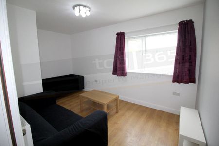 5 bedroom semi-detached bungalow to rent - Photo 3
