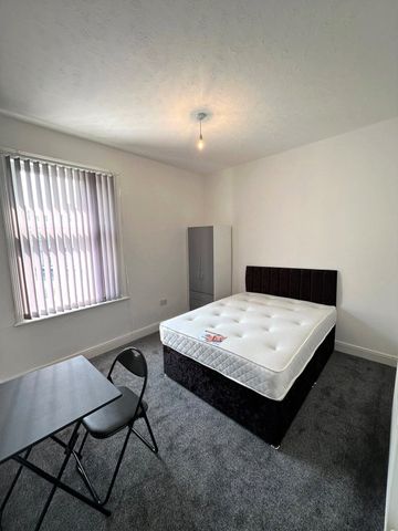 3 Bedroom Terraced - Photo 3