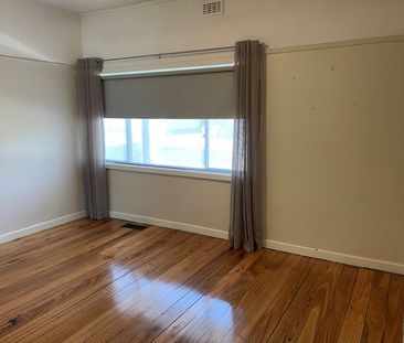 COMFORTABLE 3 BEDROOM HOME - Photo 2