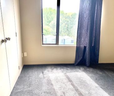 Chic 2BR Townhouse in Papatoetoe - Photo 6