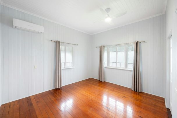 LARGE 4 BEDROOM HOME WITH LOTS OF CHARACTER AND CHARM WITH STUNNING VIEWS OF GLADSTONE CITY - Photo 1