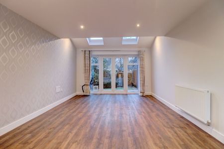 4 bedroom mid terraced house to rent - Photo 2