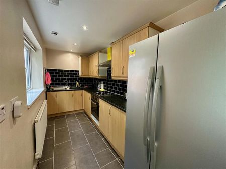 1 bedroom in a house share to rent - Photo 4