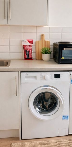 Studio Flat, Minister House, W3 - Photo 1