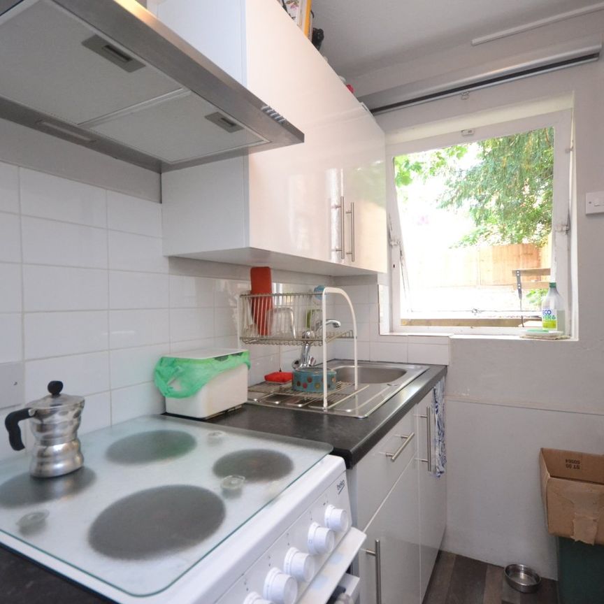Flat to rent - Ethelbert Road, Bromley, BR1 - Photo 1