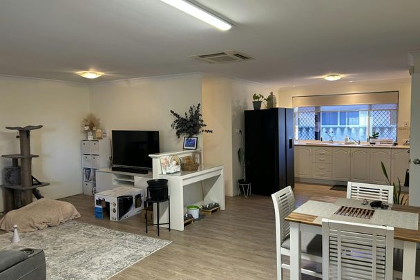 LOW MAINTENANCE 3X2 - Photo 1