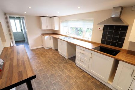 3 bedroom semi-detached house to rent - Photo 4