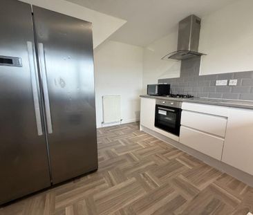 3 bedroom flat to rent - Photo 2