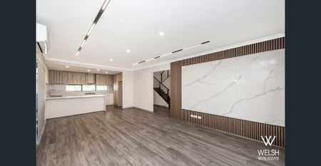 TOWNHOUSE WITH STYLISH URBAN LIVING AT IT'S BEST! - Photo 5