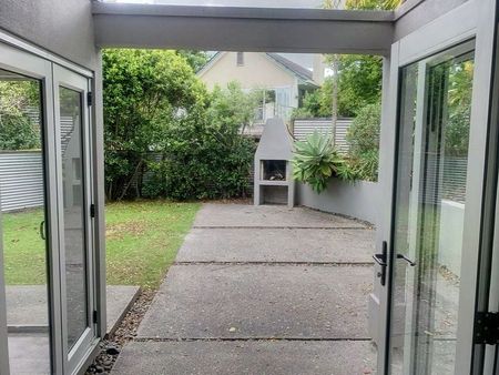 4 bedroom in heart of Mairangi Bay - Photo 2