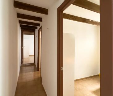 Room in a shared 3-bedroom apartment for rent in El Raval, professionals and students only - Photo 2