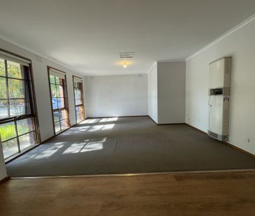 THREE BEDROOM HOME ! - Photo 1