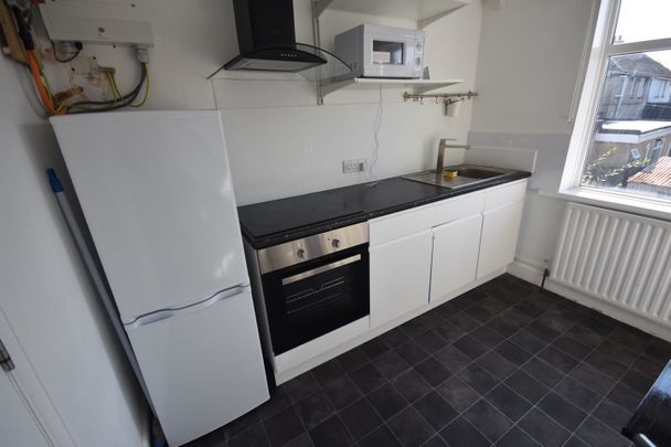 2 Bed Maisonette, Lilac Road, SO16 - Photo 1