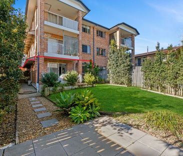 Ground Floor Garden Apartment - Style and Convenience are Key! - Photo 1