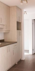 4 1/2 SITUÉ DANS UN SECTEUR PAISIBLE - ENTIÈREMENT RÉNOVÉ - 1355$/MOIS TOUT INCLUS, DISPONIBLE POUR NOVEMBRE - Photo 3