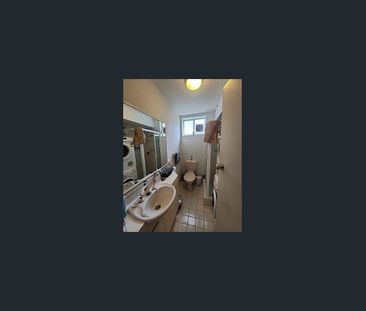 Charming 2-Bedroom Unit in the Heart of Como! - Photo 4