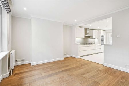 Beautifully finished throughout, this three bedroom townhouse is tucked away in a quiet Chelsea square. - Photo 3