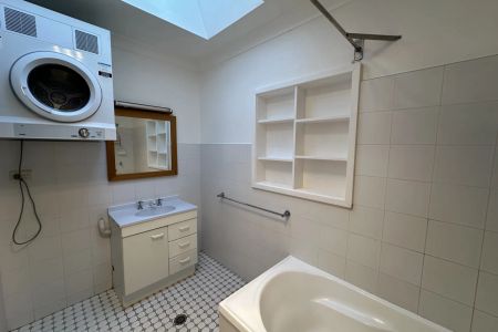 Gippsland Street 3 bedroom unit on 12 month lease. - Photo 3