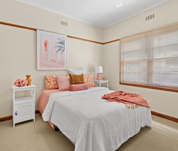 CUTE, COSY AND CENTRAL - Photo 6