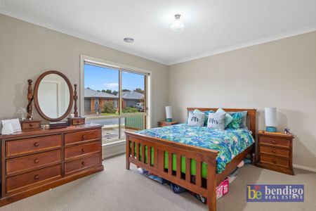 Spacious & Comfortable Family Home Near Lake Weeroona - Photo 3