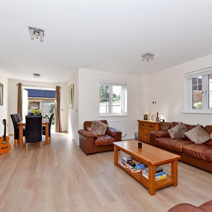 4 bedroom semi-detached house to rent - Photo 1