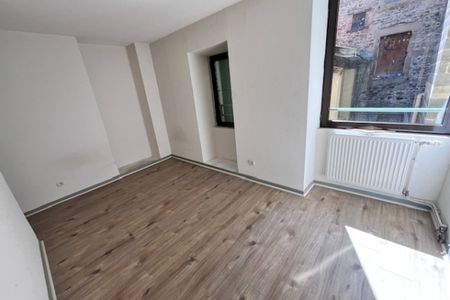 Appartement F4 duplex avec cour à louer à SAINT VALLIER - Photo 3