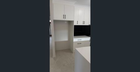 Brand New 4 Bedroom and 2 Bathroom House for Rent in Riverlea Park - Photo 2